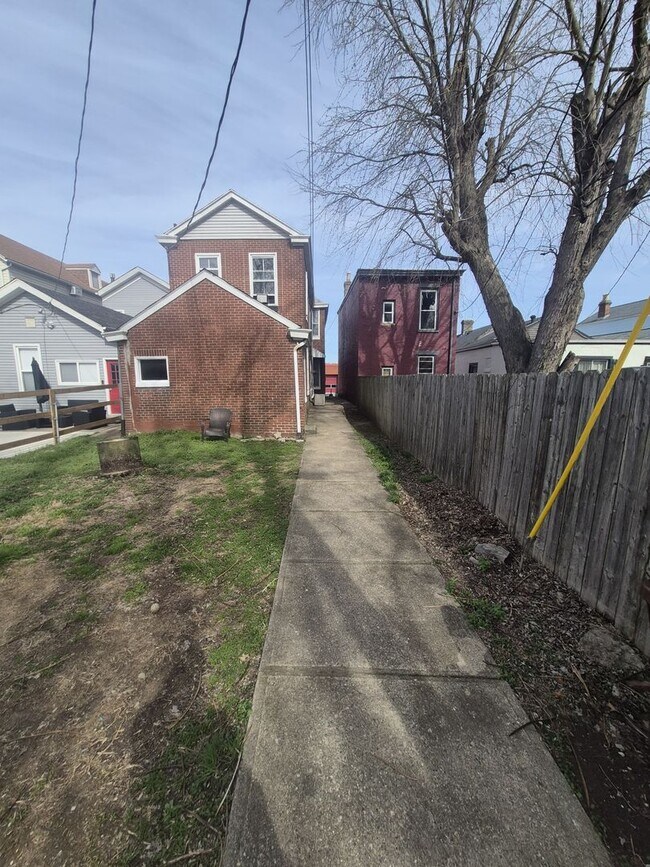 Building Photo - 231 Oak St