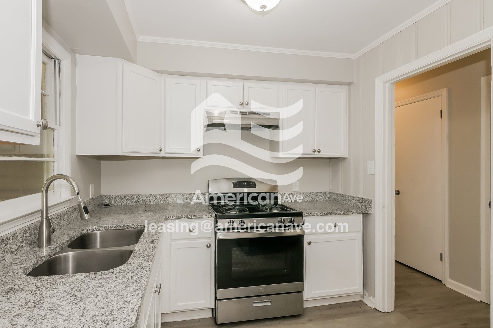 Building Photo - 3215 Commodore Dr