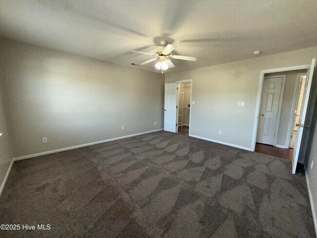 Building Photo - 142 Forest Bluff Dr