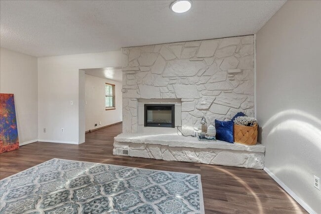 Building Photo - Lawn Care Included! 3 bed, 2 bath, 2 livings