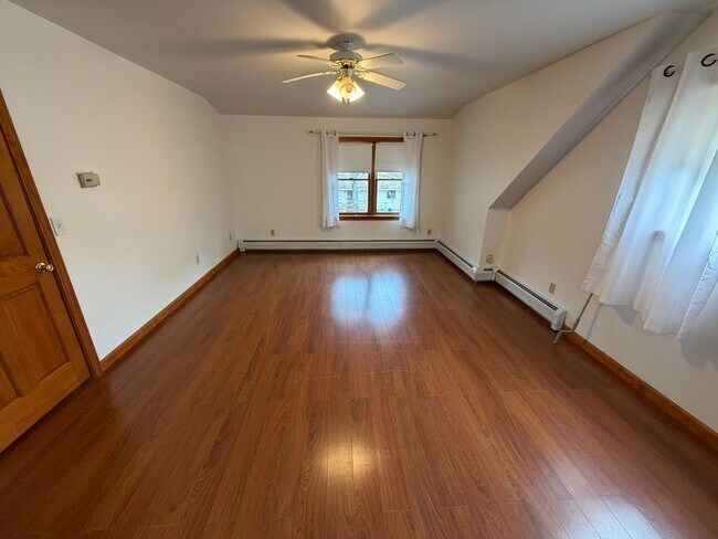 Building Photo - Beautiful 4 Bed / 2 Bath, Single Family Home. Close to Downtown Northampton!