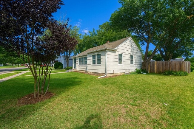 Building Photo - Charming 2 Bedroom 1 Bath Bungalow for Ren...