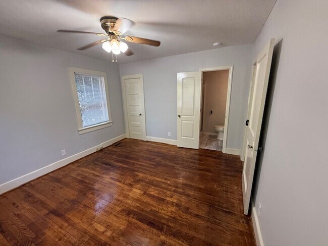 Building Photo - 3 Bedrooms | 2 Bathrooms | Rosewood Area