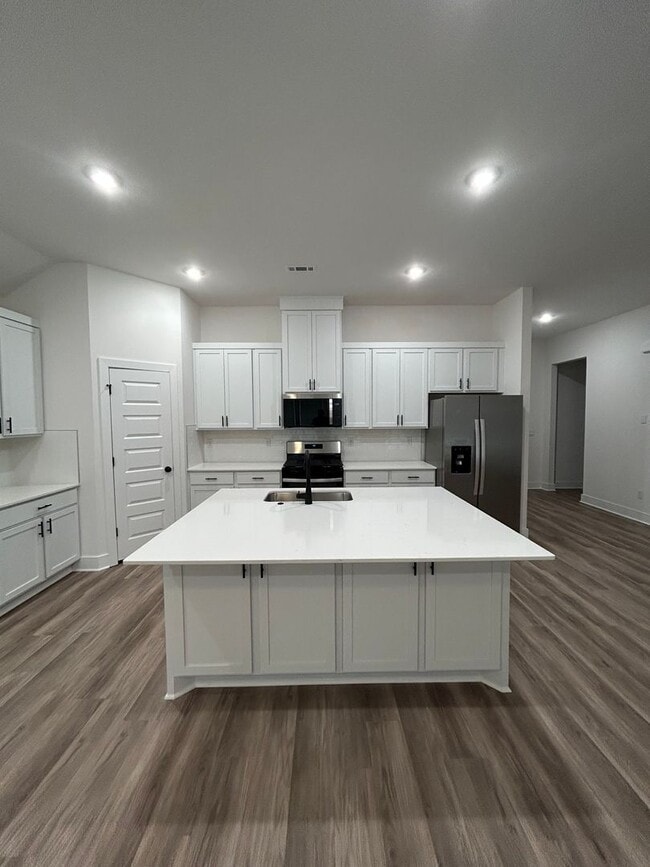 Building Photo - Modern Luxury Living in the Heart of Siloa...