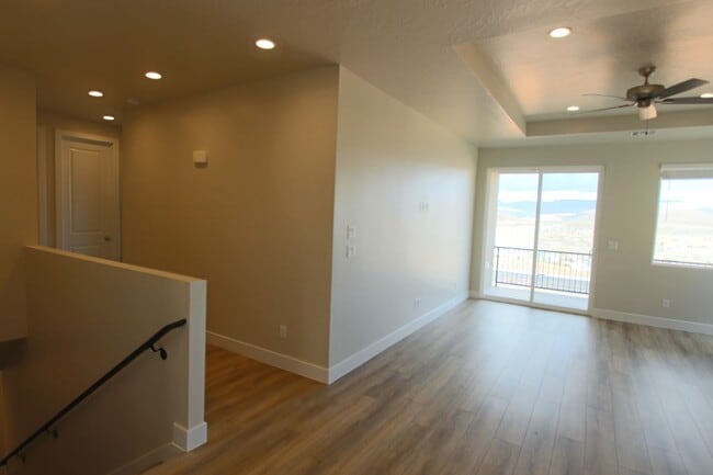 Building Photo - LIKE NEW: 2170+ SQFT and majestic VIEWS  3 Br 2.5 Ba 2 Car garage
