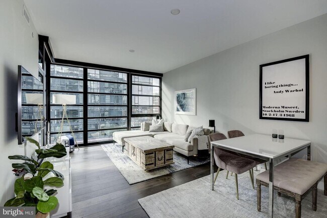 Building Photo - River-View 2BD Luxury Condo with Balcony and Parking!