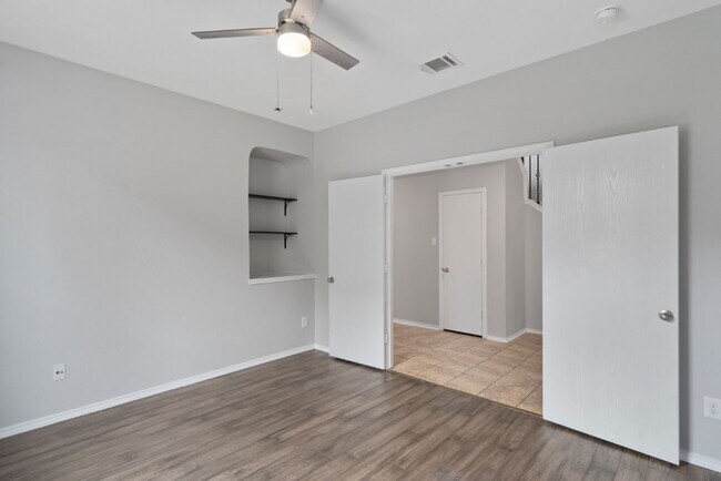 Building Photo - 1132 Hyde Park Dr