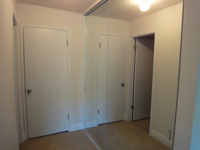 Building Photo - 613 Cedar Pl