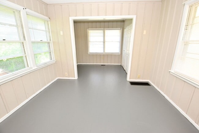 Building Photo - 2 bedroom 1 bath home in South Bend IN