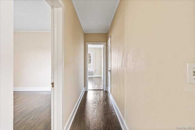 Building Photo - 409 Plandome Rd