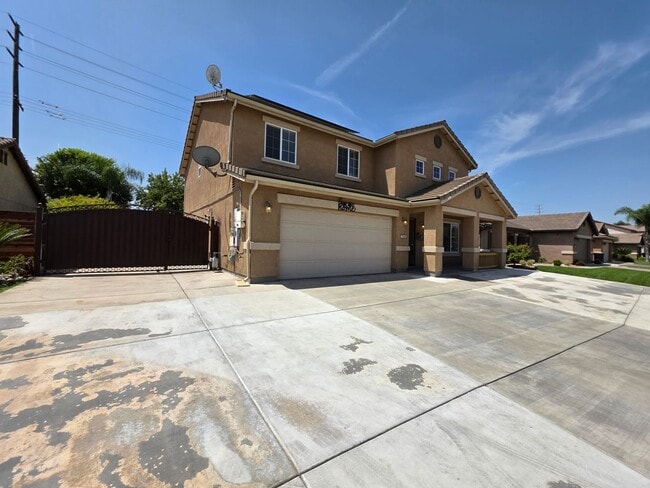 Building Photo - 4 bedroom 3 bathroom in SE Visalia!