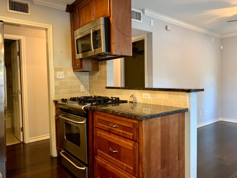 High end appliances. Gas range! Granite counters! Refrigerator with ice and water dispenser! 407 E 45th St. Austin. 78751 Hyde Park - 407 E 45th St #116