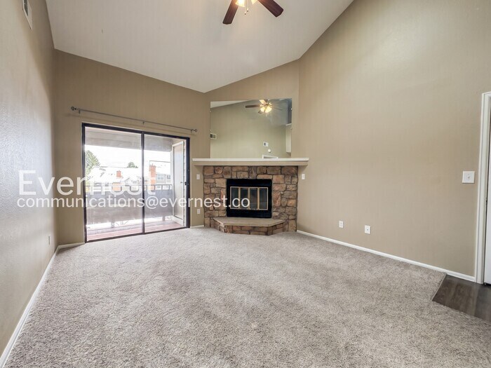 Building Photo - 12043 W Cross Dr