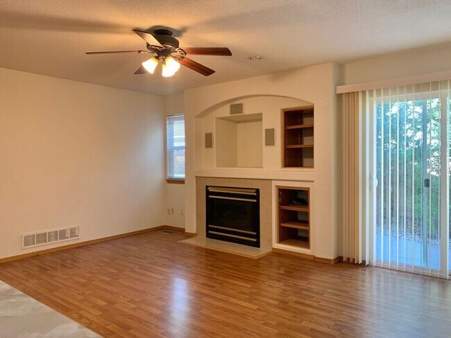 Building Photo - Gorgeous 5 Bedroom 3.5 Bath House with 3 c...