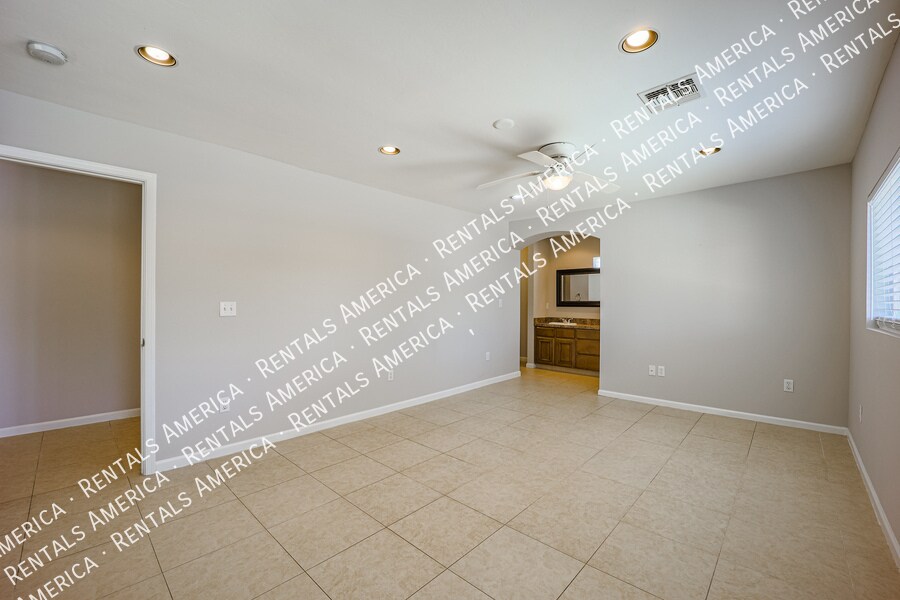 Building Photo - 614 N 74th St