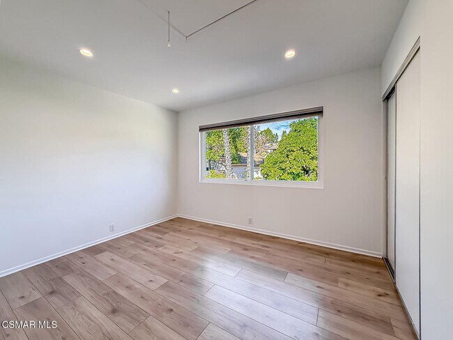 Building Photo - 1915 Woodside Dr