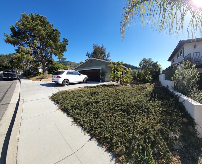 Building Photo - Immaculate 5 Bedroom 3 bath home with beautiful hill views!