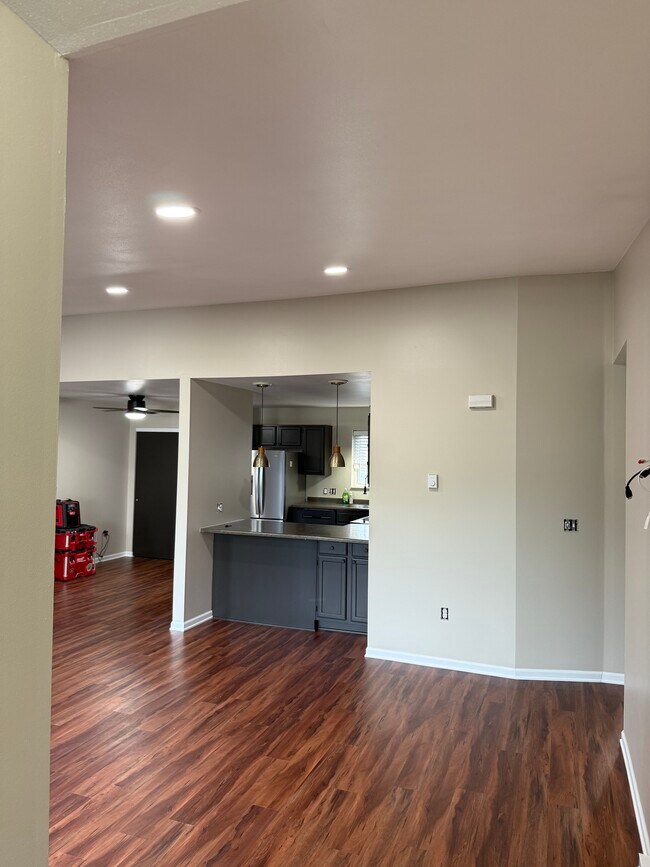 Building Photo - 514 Root Ave