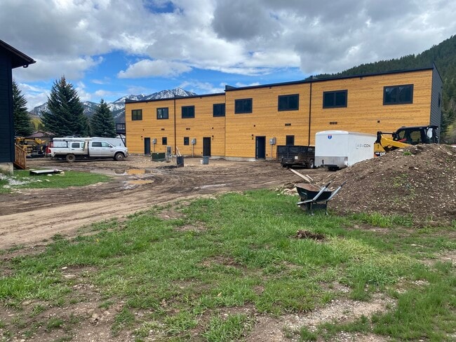 Building Photo - 334 Meadows Dr