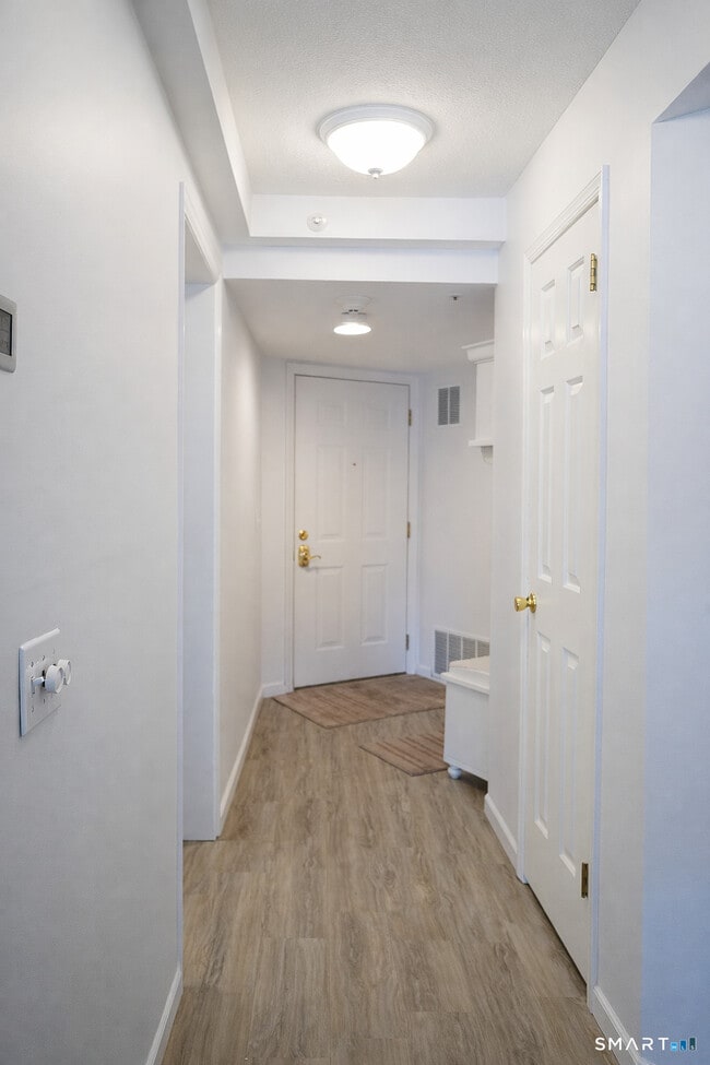 Building Photo - 2 Mansfield Grove Rd