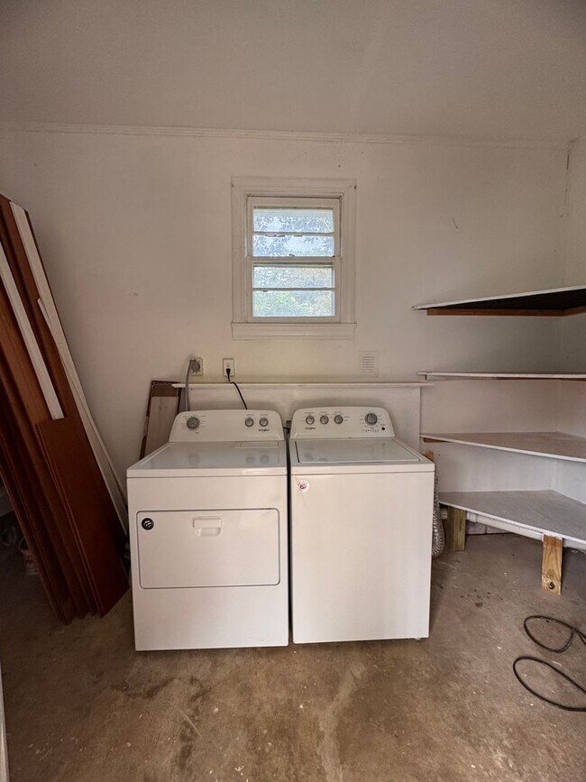 Building Photo - 3BR 1.5BA Brick Ranch in Lexington