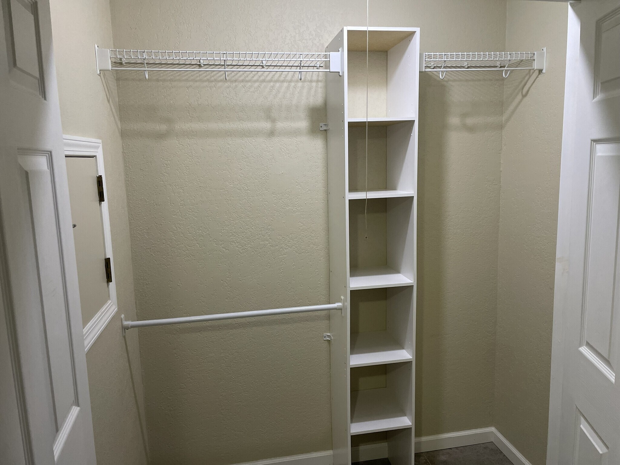 Building Photo - 2560 Lisa Dr