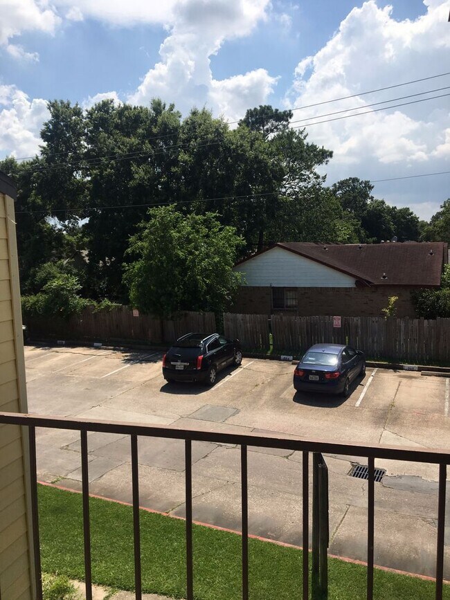 Building Photo - Clean and Bright 2 BR 2 BA Condo - Upstairs