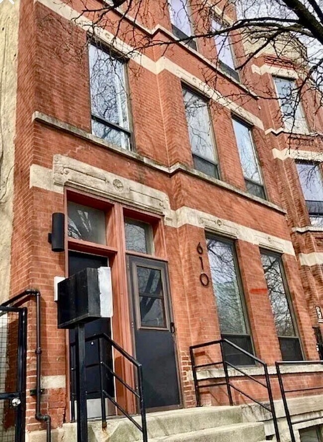 Primary Photo - 610 N May St