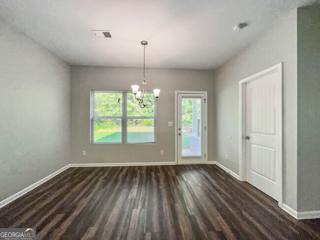 Building Photo - 212 Daisy Cir