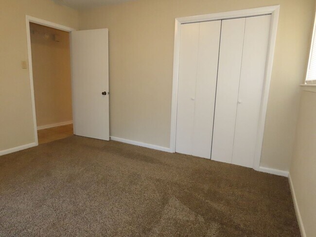 Building Photo - South Tyler! Spacious 3 Bedroom, 2 Bath Du...