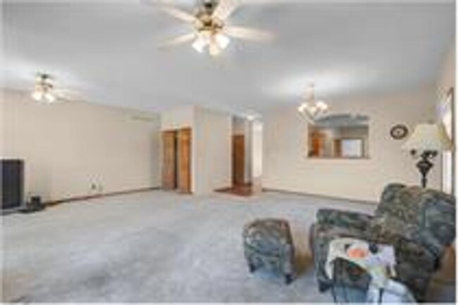 Building Photo - 2104 E Lucille Ln
