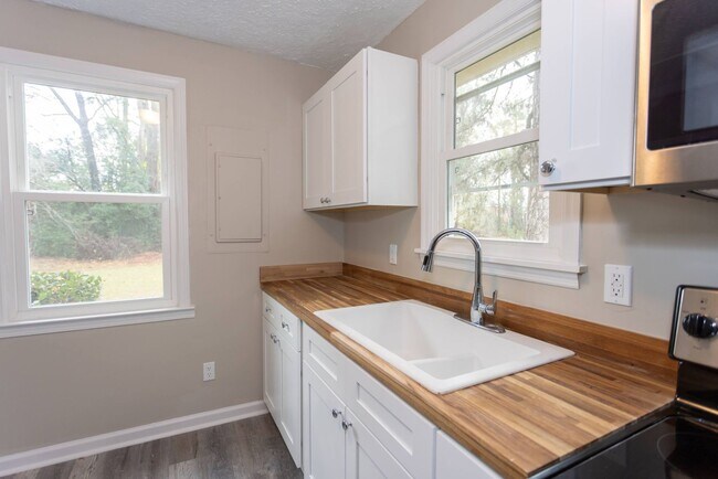 Building Photo - Welcome to this beautiful 1 bedroom and 1 bath unit in a stellar location!