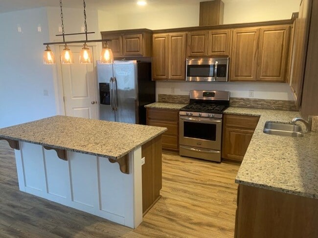 Building Photo - 4 Bed/2.5 Bath Single Family Home in SE Bend