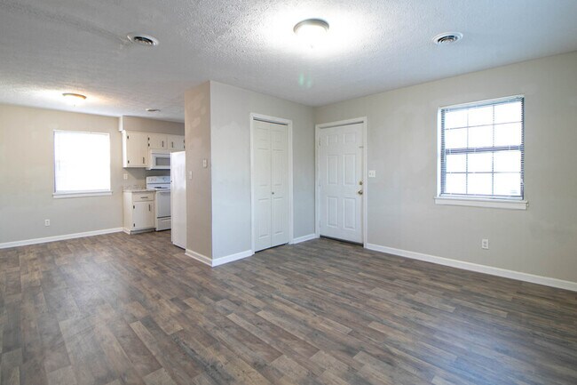 Building Photo - 9-409 Thompsonville Ln