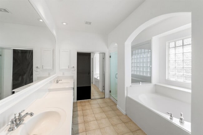 Building Photo - 1922 Lake Grayson Dr