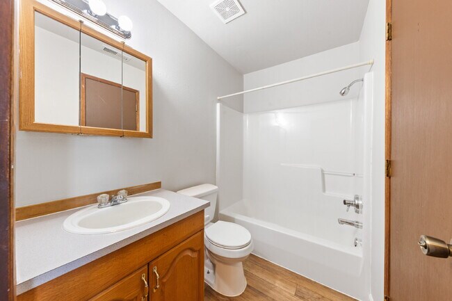 Building Photo - Spacious Townhome 3 Bedrooms plus office!