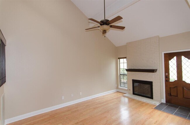 Building Photo - 10819 Crown Colony Dr