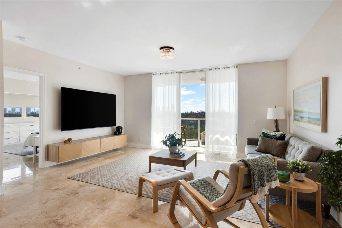 Building Photo - 14951 Royal Oaks Ln