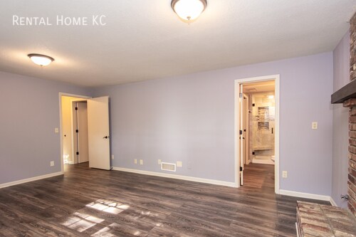Building Photo - Beautifully updated split level with Finis...