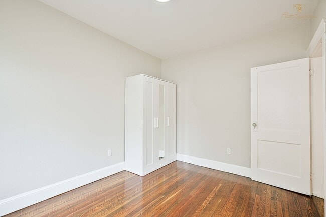 Building Photo - Completely renovated studio with all utils included AVAILABLE 6/1/2026