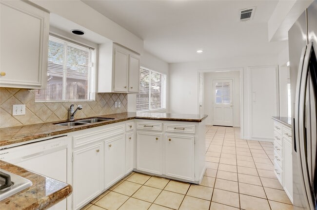 Building Photo - 14506 Carolcrest Dr