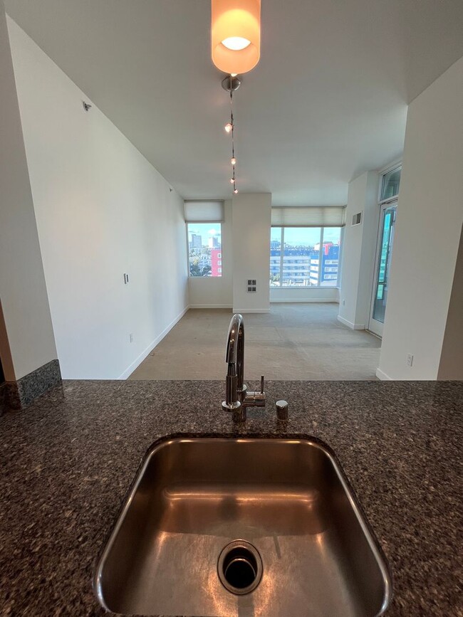 Building Photo - Beautiful top floor 1BD/1BA unit in the Hayes