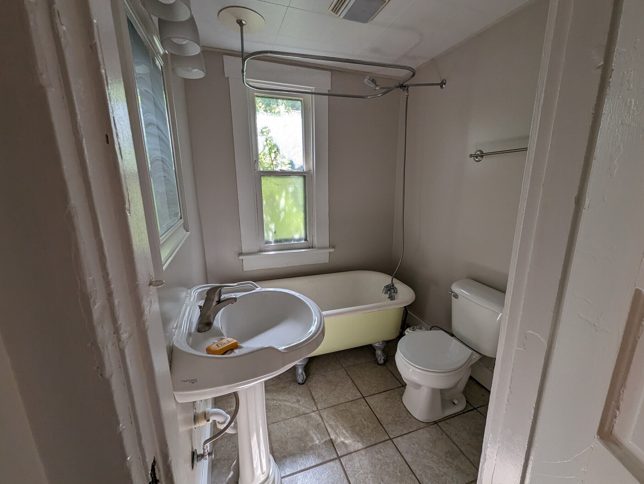 Building Photo - 341 Park Dr