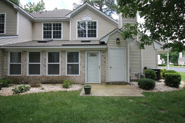 Building Photo - Maintenance free 2 bed and 2 bath condo in award winning golf course community of Kiln Creek