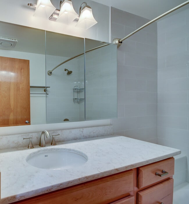 Building Photo - Unique 3 Bed 3 Bath Home