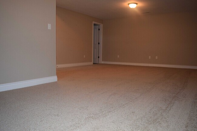 Building Photo - Gorgeous Split Foyer Home!