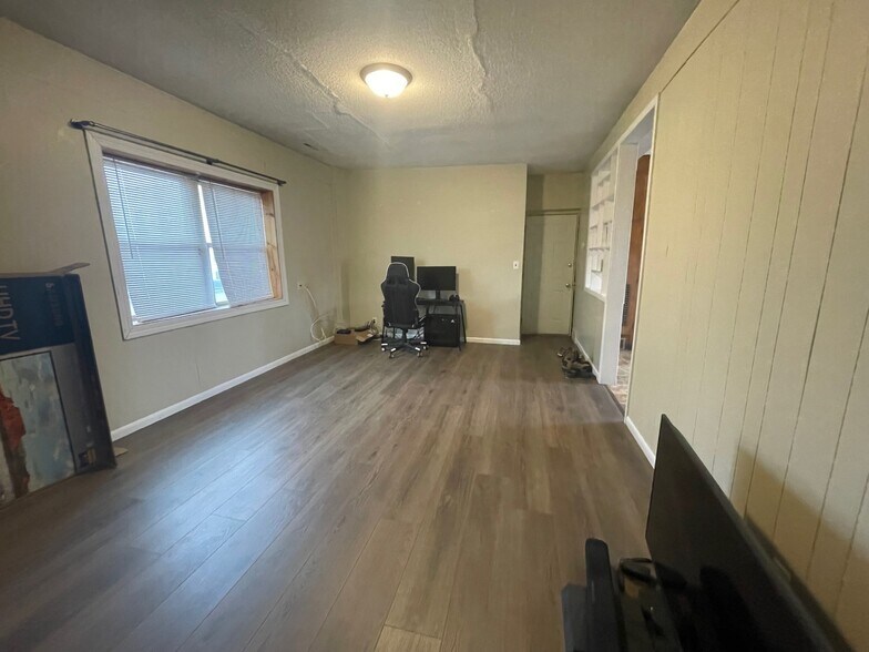 Building Photo - 115 5th Ave W