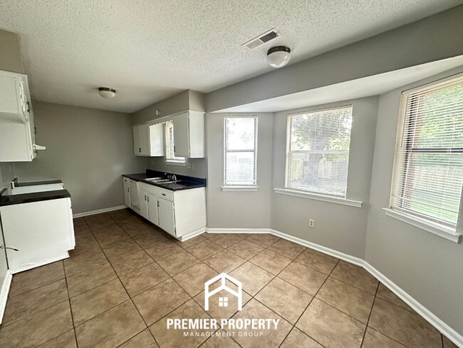 Building Photo - Move-In Ready 3BR Home in 38141 - Sunny Bay Window, Attached Garage & Fenced Yard