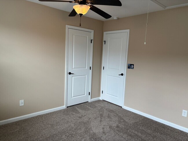 Building Photo - Beautiful End Unit Townhome in the McCarle...