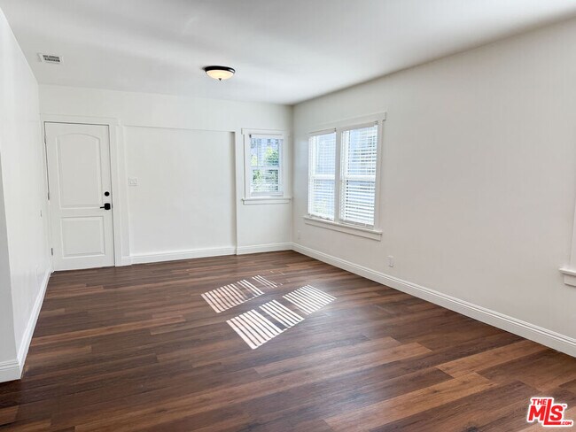 Building Photo - 338 S Benton Way